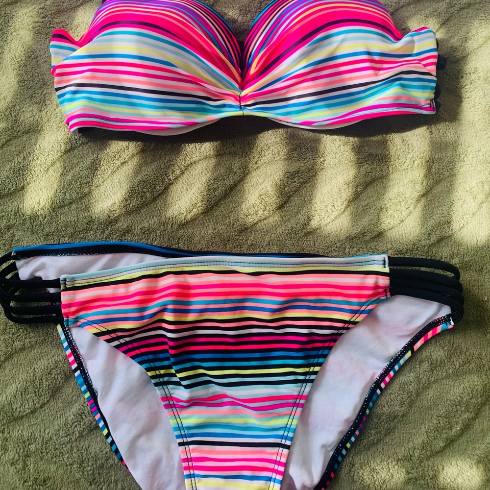 Two piece bathing suit like new